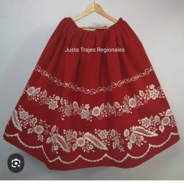 Se bordan a manos Faldas, blusas y vestidos