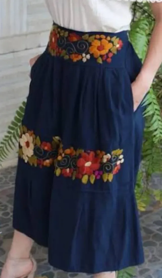 Se bordan a manos Faldas, blusas y vestidos