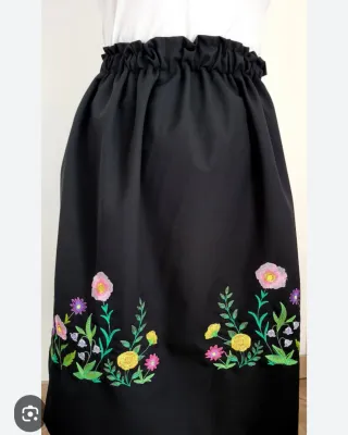 Se bordan a manos Faldas, blusas y vestidos