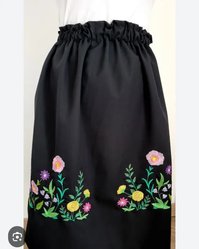 Se bordan a manos Faldas, blusas y vestidos