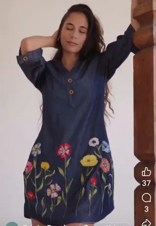 Se bordan a manos Faldas, blusas y vestidos