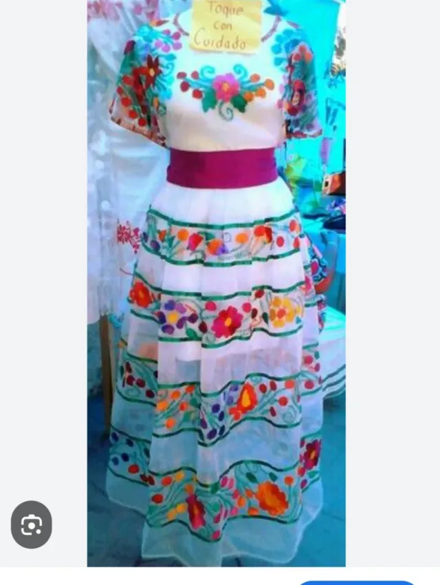 Se bordan a manos Faldas, blusas y vestidos