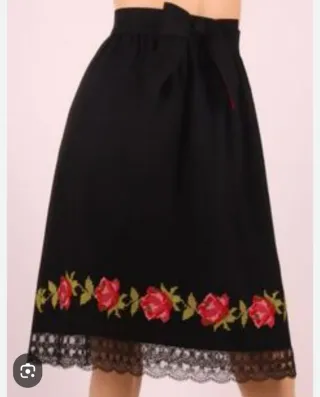 Se bordan a manos Faldas, blusas y vestidos