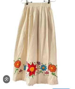 Se bordan a manos Faldas, blusas y vestidos