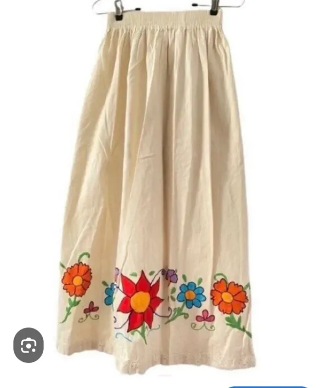 Se bordan a manos Faldas, blusas y vestidos