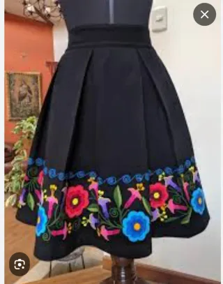 Se bordan a manos Faldas, blusas y vestidos