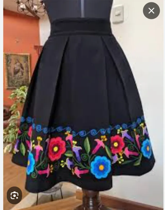 Se bordan a manos Faldas, blusas y vestidos