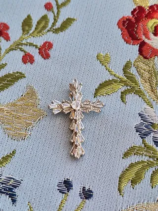 Cruz plateada con cristales