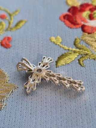 Cruz plateada con cristales