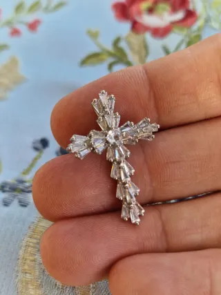 Cruz plateada con cristales