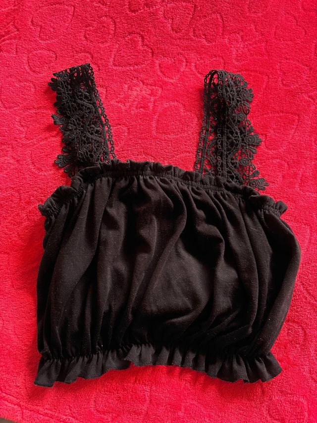 Top negro con tirantes de encaje