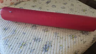 Cuscino cilindrico in ecopelle rosso