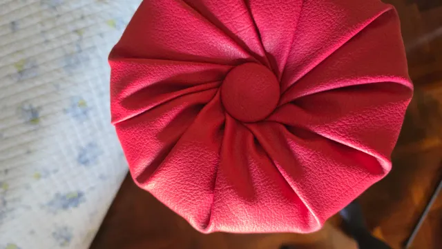 Cuscino cilindrico in ecopelle rosso