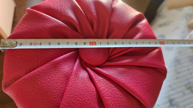 Cuscino cilindrico in ecopelle rosso