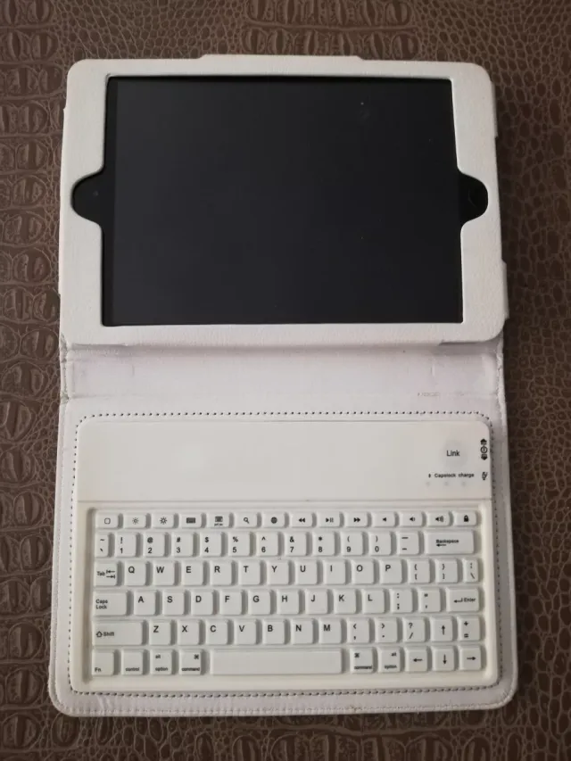 iPad Mini Negro + Funda Teclado y Protector