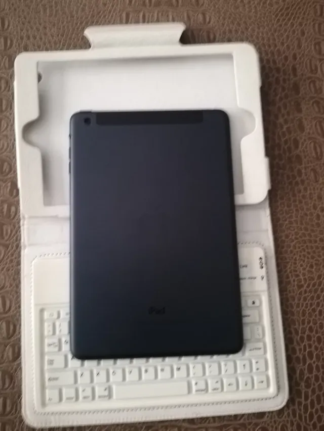 iPad Mini Negro + Funda Teclado y Protector