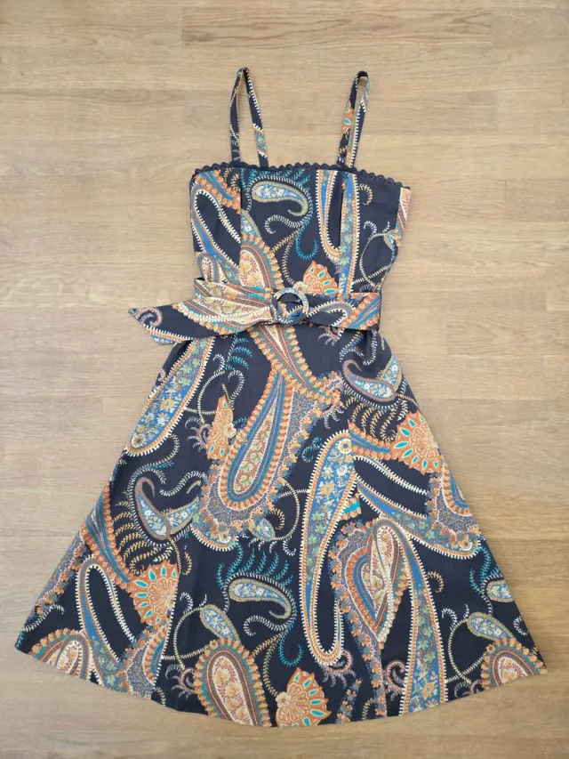 Vestido estampado paisley con cinturón