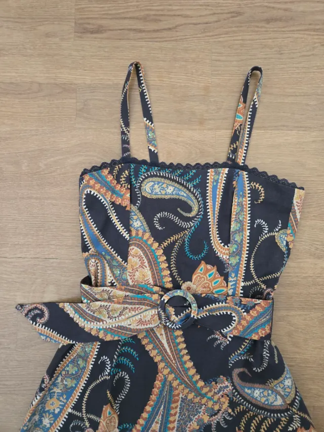 Vestido estampado paisley con cinturón