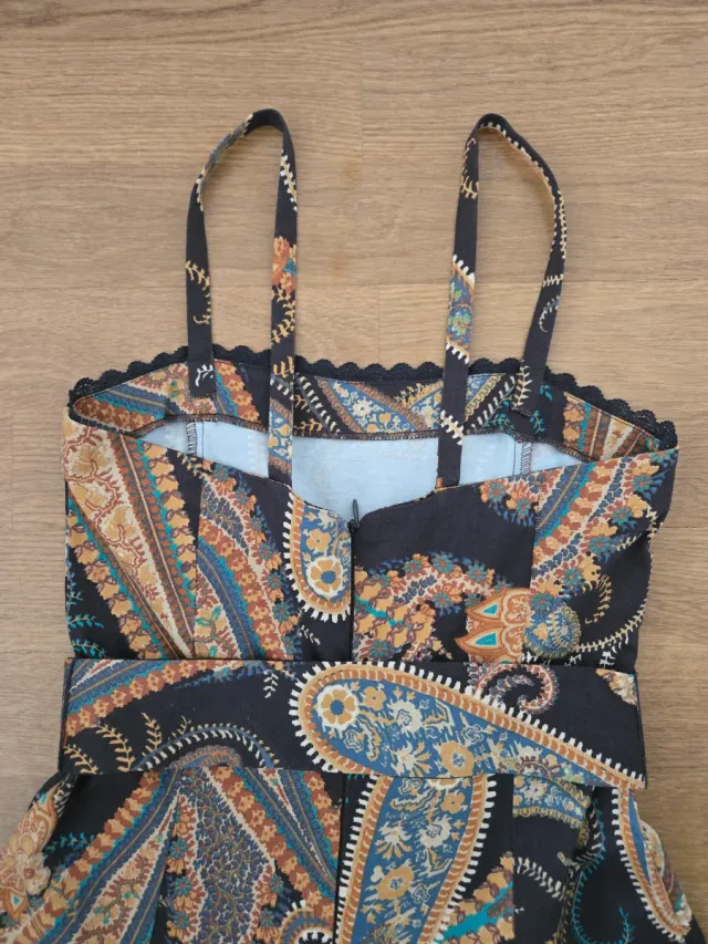 Vestido estampado paisley con cinturón