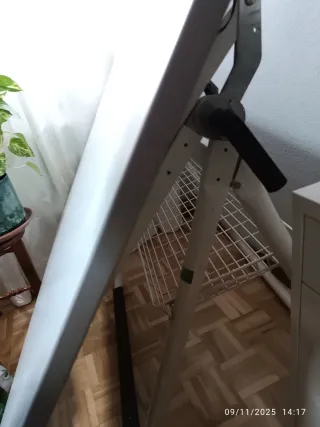 Tavolo da disegno in legno bianco