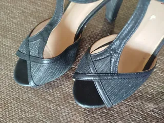 Zapatos negros vintage, ideales para fiesta.