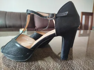 Zapatos negros vintage, ideales para fiesta.