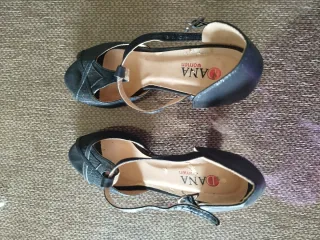 Zapatos negros vintage, ideales para fiesta.