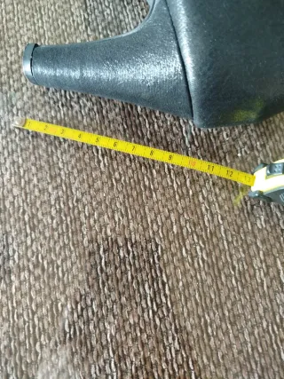 Zapatos negros vintage, ideales para fiesta.