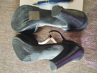 Zapatos negros vintage, ideales para fiesta.