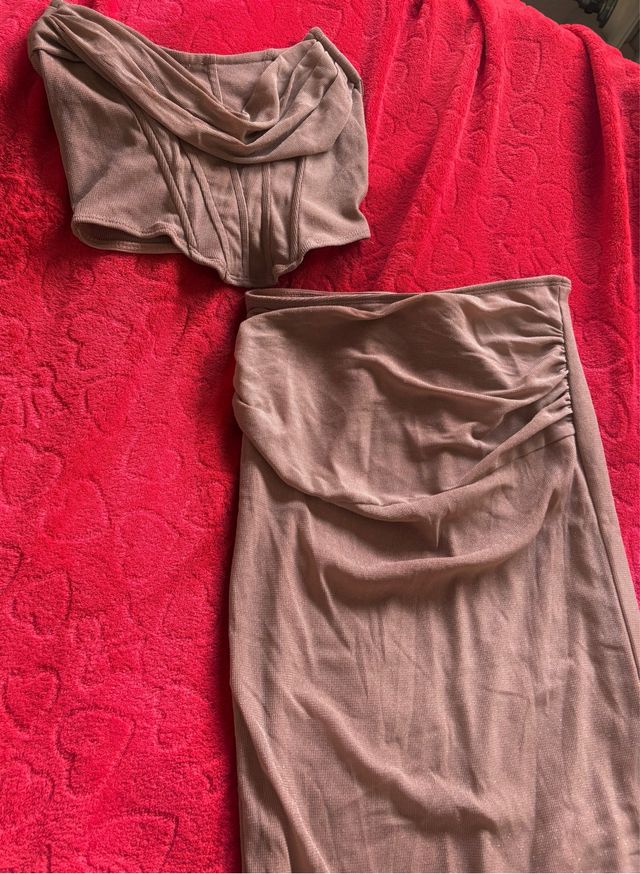 Conjunto top brillos y falda elástica