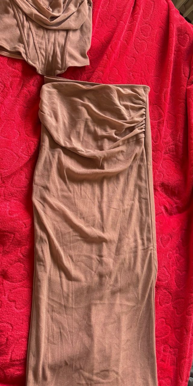 Conjunto top brillos y falda elástica