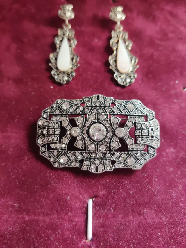 Conjunto pendientes y broche estilo mantilla