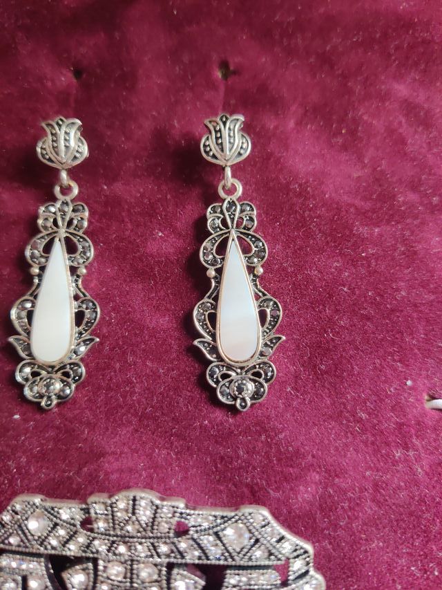 Conjunto pendientes y broche estilo mantilla