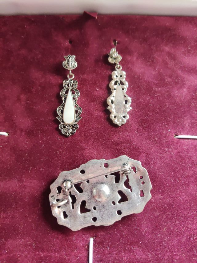 Conjunto pendientes y broche estilo mantilla