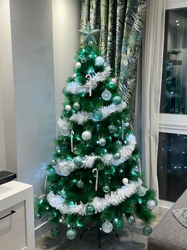 Árbol de Navidad Verde con Adornos Blancos