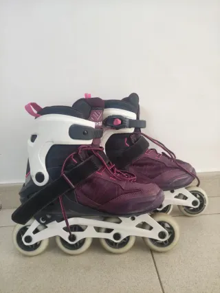 Patines en línea morados y blancos
