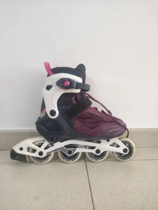 Patines en línea morados y blancos