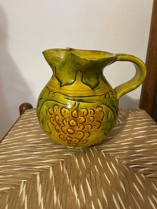 Brocca in ceramica verde e gialla