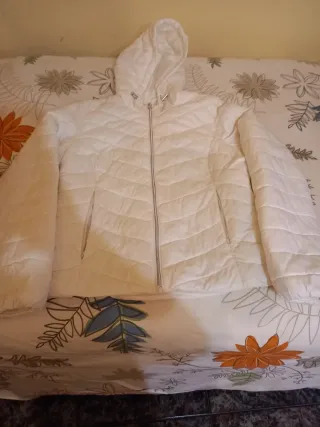 Chaqueta acolchada blanca con capucha