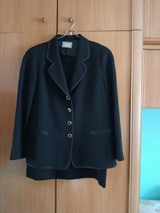 Traje de chaqueta y falda negro