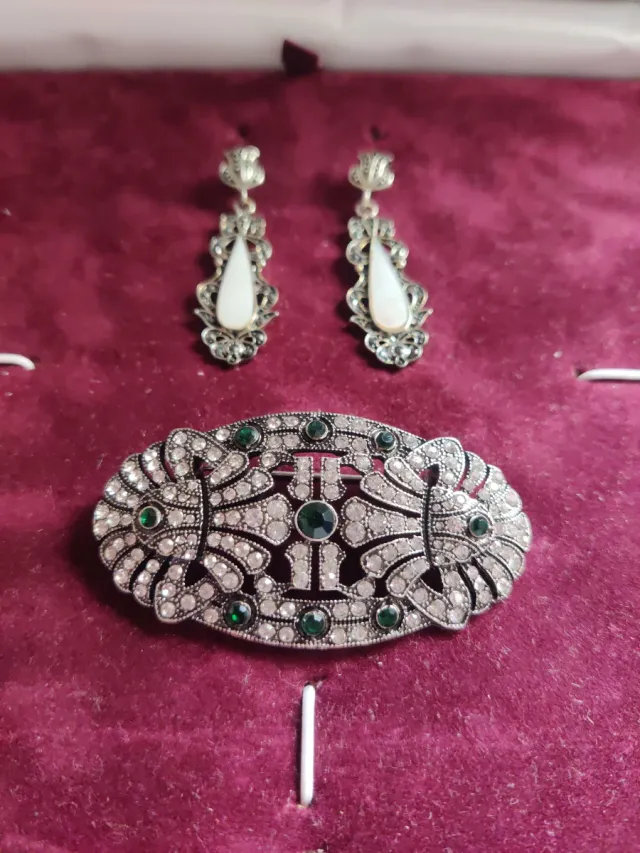 Conjunto de mantilla plata y esmeraldas