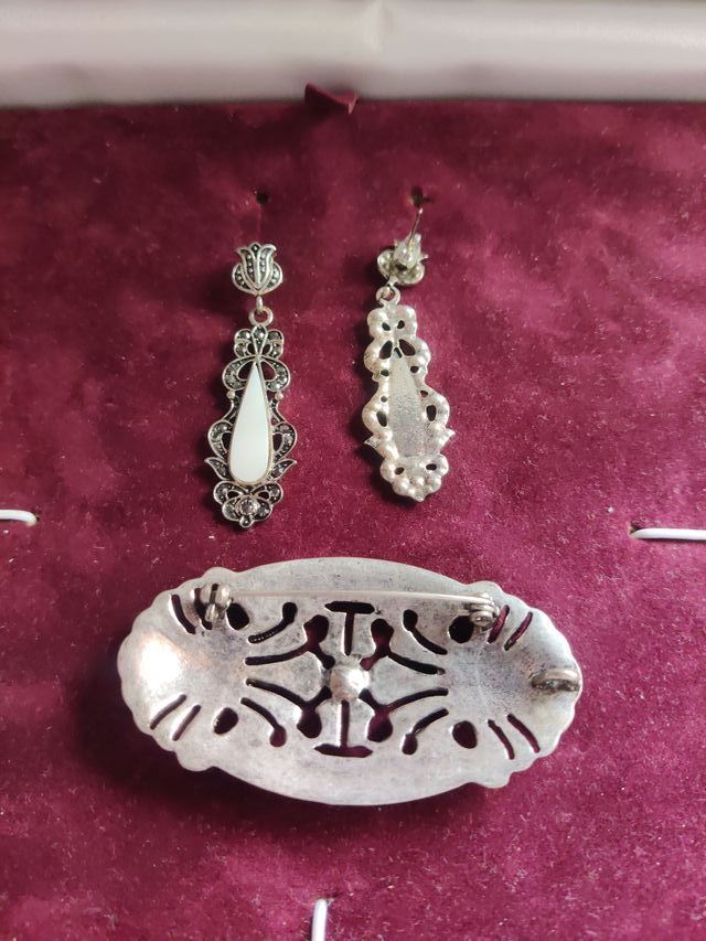 Conjunto de mantilla plata y esmeraldas