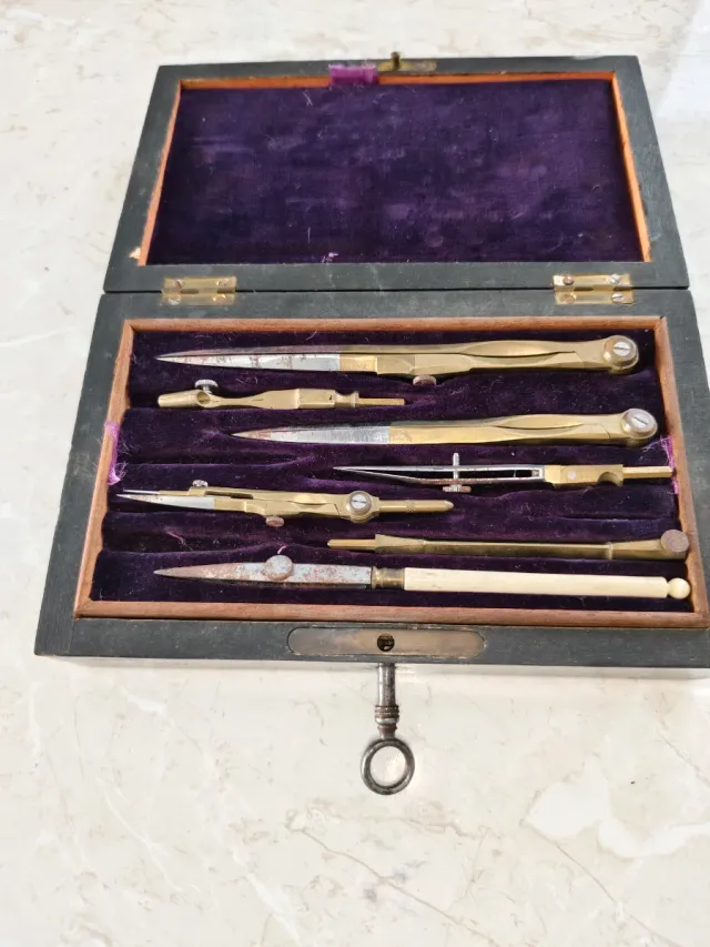 Caja de compás de dibujo antiguo