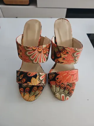 Sandalias tacón verano estampado