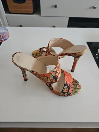 Sandalias tacón verano estampado