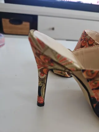 Sandalias tacón verano estampado