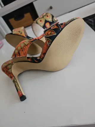 Sandalias tacón verano estampado