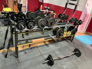 Banco de pesas con barra y discos