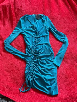 Vestido Bershka azul eléctrico con abertura