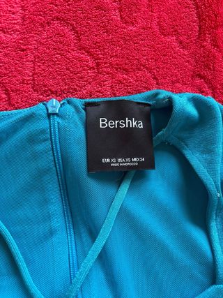Vestido Bershka azul eléctrico con abertura
